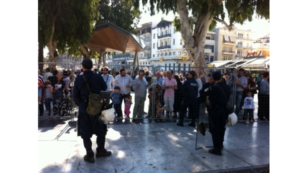 Ηράκλειο: Αποδοκιμασίες και... καφέδες προς τους επισήμους που κατέθεταν στεφάνια